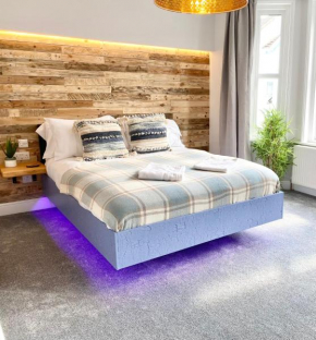Cloud9 Guest House - by Coastline Retreats - Newly Renovated, Beautiful Ensuite Rooms Near Seafront in Town Centre, Netflix, SuperFast WiFi, Communal Kitchen